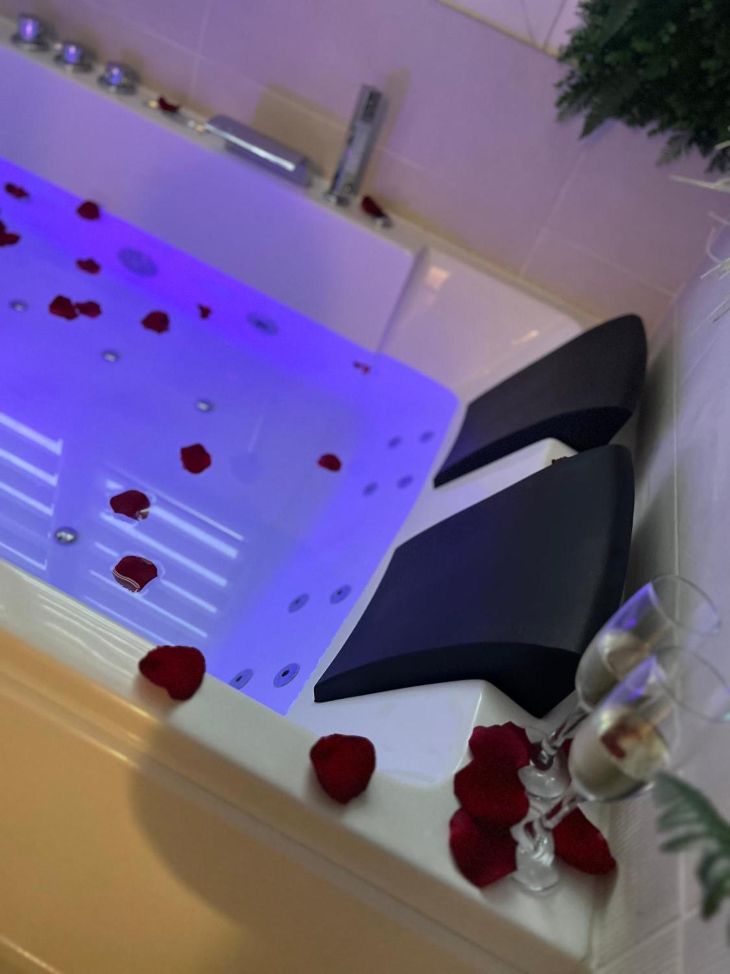 Jacuzzi Centre *